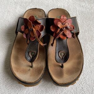 El Naturalista Leather Sandals with Floral Accent Women’s Size 38 / 8